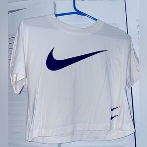 nike cropped tshirt